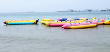 Seafront adlı tekne ve yağmurlu günde plajda kayık.