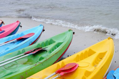 Seafront adlı tekne ve yağmurlu günde plajda kayık.