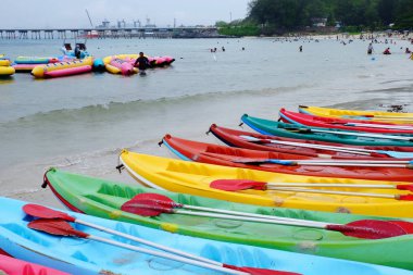 Seafront adlı tekne ve yağmurlu günde plajda kayık.