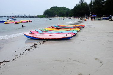 Turistler plajda yüzüyor. Ve kumlu plaj boyunca yürüyüş yapın. Şemsiye plajda bir yağmur fırtına ile yağmurlu bir gün kullanmanız gerekir. Kum oyuncaklar ve oyuncak plajda yerleştirilir. Yağmurlu bir günde sahilde Kayak.