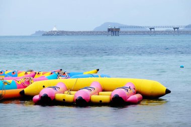 Turistler plajda yüzüyor. Ve kumlu plaj boyunca yürüyüş yapın. Şemsiye plajda, Sattahip, Chonburi, Tayland tarihinde 28 Nisan 2018 yağmur fırtına ile yağmurlu bir gün kullanmanız gerekir.