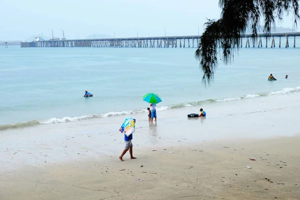観光客はビーチで泳いでいます 砂浜のビーチ沿いを散歩します サッタヒープ 2018 日にチョンブリ タイのビーチで雨の日に傘を使用する必要があります — ストック写真