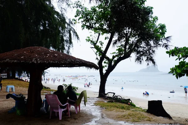 游客们正在海滩上游泳 沿着沙滩漫步 必须使用雨伞在雨天在海滩 春武里 泰国在2018年4月28日的暴雨 — 图库照片