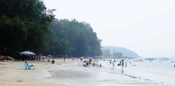 Tourists Swimming Beach Stroll Sandy Beach Must Use Umbrella Rainy — Stock Photo, Image