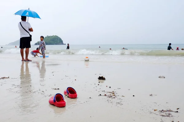 観光客はビーチで泳いでいます 砂浜のビーチ沿いを散歩します 2018 日にチョンブリ サッタヒープのビーチで雨嵐と雨の日に傘を使用する必要があります — ストック写真