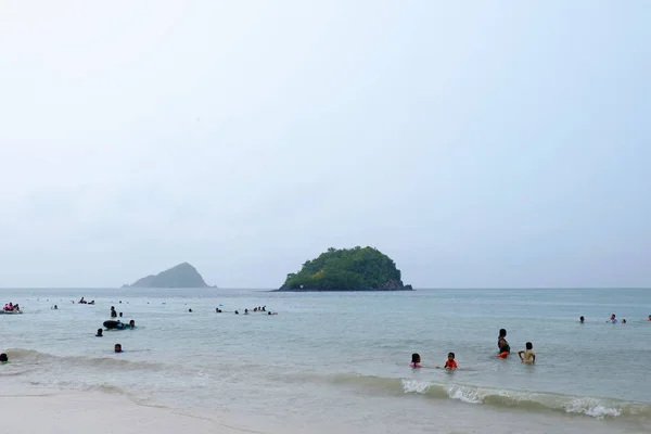 Los Turistas Están Nadando Playa Pasee Por Playa Arena Debe — Foto de Stock