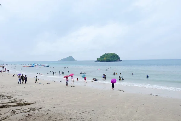 游客们正在海滩上游泳 沿着沙滩漫步 必须使用雨伞在雨天在海滩 春武里 泰国在2018年4月28日的暴雨 — 图库照片