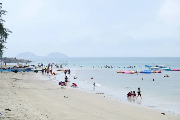 Los Turistas Están Nadando Playa Pasee Por Playa Arena Debe —  Fotos de Stock