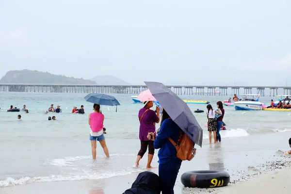 Tourists Swimming Beach Stroll Sandy Beach Must Use Umbrella Rainy — Stock Photo, Image