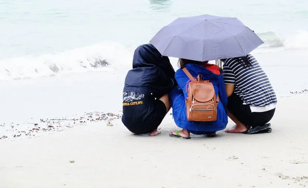 Turisterna Simning Vid Stranden Och Promenera Längs Sandstranden Måste Använda — Stockfoto