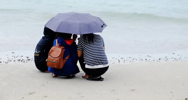 Turisterna Simning Vid Stranden Och Promenera Längs Sandstranden Måste Använda — Stockfoto