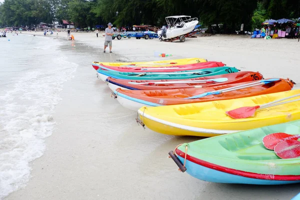 Wanderschuhe Werden Strand Platziert Sandspielzeug Und Spielzeug Strand Boot Meer — Stockfoto