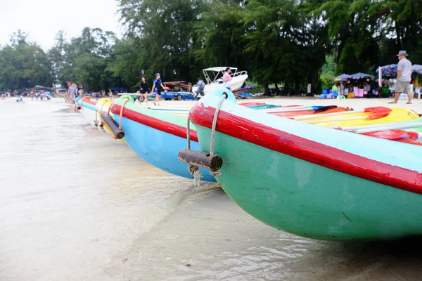 游客们正在海滩上游泳 沿着沙滩漫步 在下雨的日子里 必须用雨伞在海滩上淋雨 沙子玩具和玩具放在海滩上 下雨天在海滩上划独木舟 — 图库照片