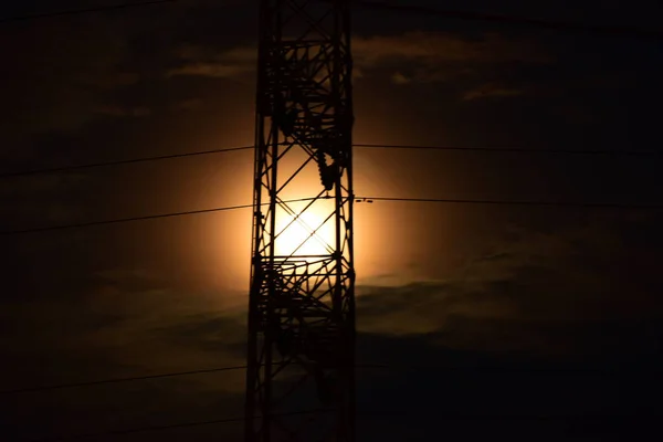 Повний Місяць Хмарами Під Час Красивої Ночі Вежі Комунікаційних Технологій — стокове фото