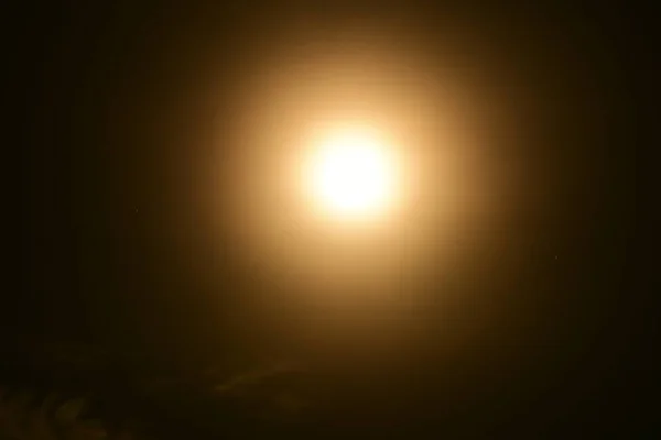 Volle Maan Met Wolken Tijdens Prachtige Nacht Toren Van Technologie — Stockfoto