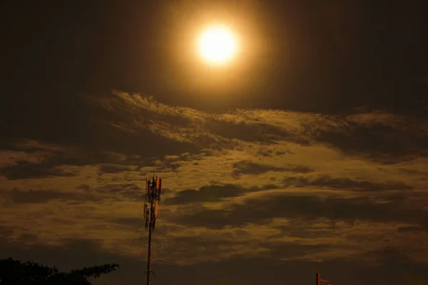 Luna Plină Nori Timpul Nopții Frumoase Turn Rețea Tehnologie Comunicare — Fotografie, imagine de stoc