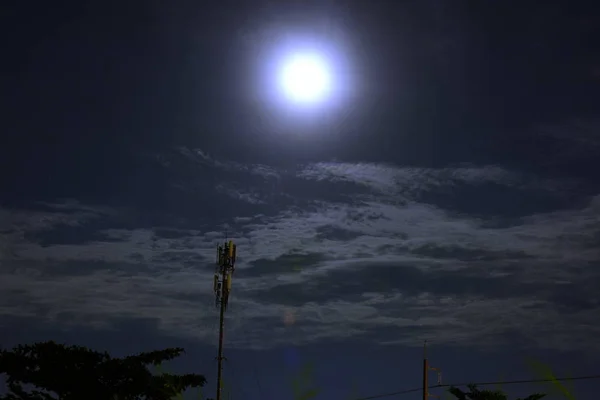 Lua Cheia Com Nuvens Durante Bela Noite Torre Rede Tecnologia — Fotografia de Stock
