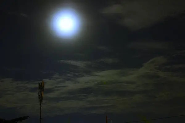 Dolunay Bulutlu Güzel Gece Iletişim Teknoloji Ağı Kulesi Sırasında — Stok fotoğraf