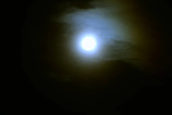 Luna Llena Con Nubes Durante Hermosa Noche Torre Red Tecnología —  Fotos de Stock