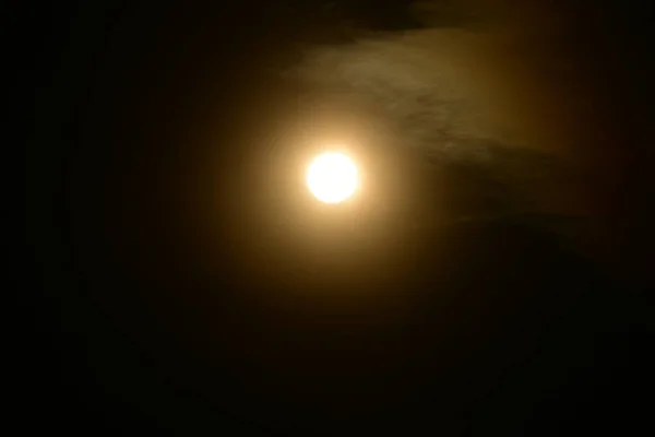 满月与云彩在美丽的夜和通信技术网络塔 — 图库照片