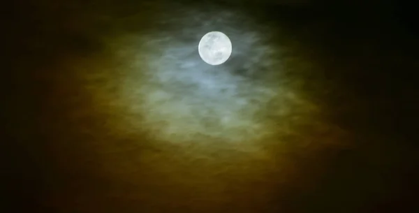 Luna Piena Con Nuvole Durante Bella Notte Torre Rete Tecnologia — Foto Stock
