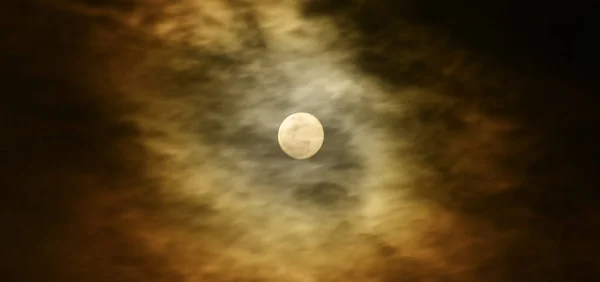 Luna Llena Con Nubes Durante Hermosa Noche Torre Red Tecnología —  Fotos de Stock