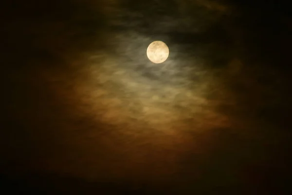 满月与云彩在美丽的夜和通信技术网络塔 — 图库照片