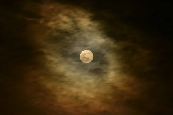 Luna Piena Con Nuvole Durante Bella Notte Torre Rete Tecnologia — Foto Stock