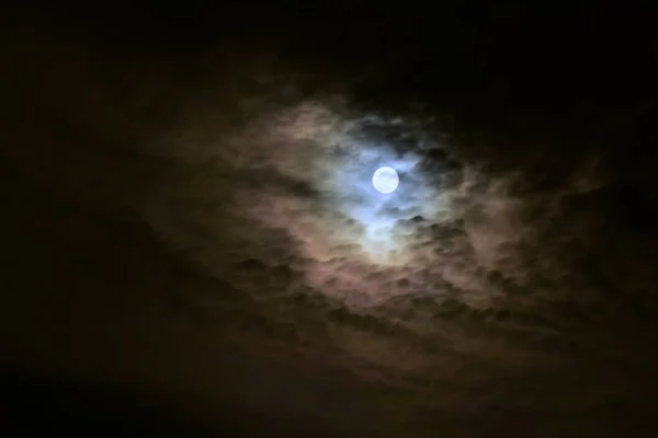 Luna Llena Con Nubes Durante Hermosa Noche Torre Red Tecnología —  Fotos de Stock