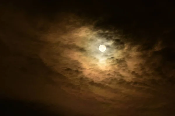 Luna Llena Con Nubes Durante Hermosa Noche Torre Red Tecnología —  Fotos de Stock