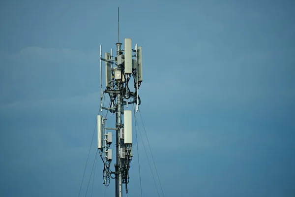 日の出 日没通信技術ネットワークで技術 Background Silhouette 衛星タワー テレコム ネットワークと通信 Tower Communication アンテナ — ストック写真