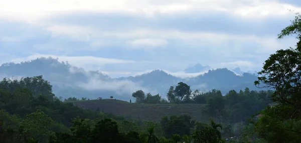 Schöne Naturkulisse Berghimmel Und Nebel Frühen Morgen Der Himmel Ist — Stockfoto