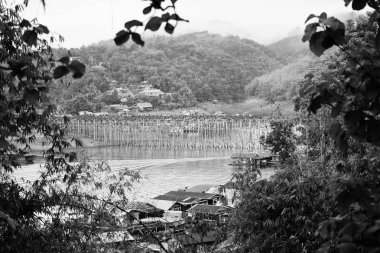 Turistler ve nehir görünümünü ve çevresindeki topluluklar barajın Pzt Bridge Khao Laem Barajı, Sangklaburi, Thailand.2018, 5 Mayıs oteller