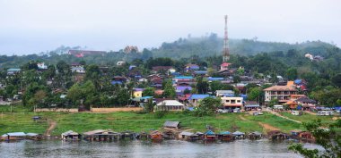 Turistler ve nehir görünümünü ve çevresindeki topluluklar barajın Pzt Bridge Khao Laem Barajı, Sangklaburi, Thailand.2018, 5 Mayıs oteller