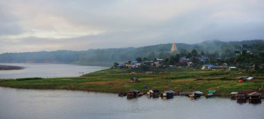 Turistler plajda yüzüyor. Ve kumlu plaj boyunca yürüyüş yapın. Şemsiye plajda, Sattahip, Chonburi, Tayland tarihinde 28 Nisan 2018 yağmur fırtına ile yağmurlu bir gün kullanmanız gerekir.