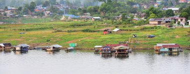Turistler ve nehir görünümünü ve çevresindeki topluluklar barajın Pzt Bridge Khao Laem Barajı, Sangklaburi, Thailand.2018, 5 Mayıs oteller