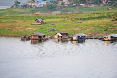 Turistler ve nehir görünümünü ve çevresindeki topluluklar barajın Pzt Bridge Khao Laem Barajı, Sangklaburi, Thailand.2018, 5 Mayıs oteller