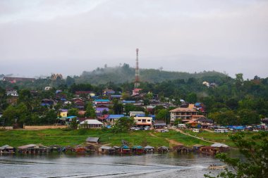 Turistler ve nehir görünümünü ve çevresindeki topluluklar barajın Pzt Bridge Khao Laem Barajı, Sangklaburi, Thailand.2018, 5 Mayıs oteller