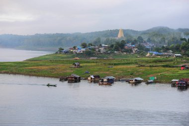 Turistler ve nehir görünümünü ve çevresindeki topluluklar barajın Pzt Bridge Khao Laem Barajı, Sangklaburi, Thailand.2018, 5 Mayıs oteller