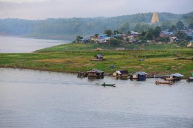 Turistler ve nehir görünümünü ve çevresindeki topluluklar barajın Pzt Bridge Khao Laem Barajı, Sangklaburi, Thailand.2018, 5 Mayıs oteller