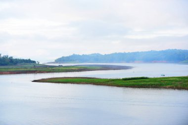 Turistler ve nehir görünümünü ve çevresindeki topluluklar barajın Pzt Bridge Khao Laem Barajı, Sangklaburi, Thailand.2018, 5 Mayıs oteller