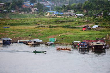 Turistler ve nehir görünümünü ve çevresindeki topluluklar barajın Pzt Bridge Khao Laem Barajı, Sangklaburi, Thailand.2018, 5 Mayıs oteller