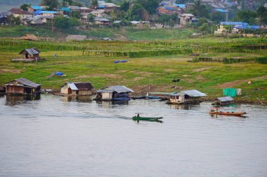 Turistler ve nehir görünümünü ve çevresindeki topluluklar barajın Pzt Bridge Khao Laem Barajı, Sangklaburi, Thailand.2018, 5 Mayıs oteller