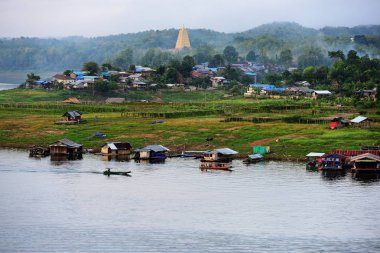 Turistler ve nehir görünümünü ve çevresindeki topluluklar barajın Pzt Bridge Khao Laem Barajı, Sangklaburi, Thailand.2018, 5 Mayıs oteller