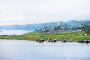 Turistler ve nehir görünümünü ve çevresindeki topluluklar barajın Pzt Bridge Khao Laem Barajı, Sangklaburi, Thailand.2018, 5 Mayıs oteller