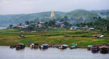 Turistler ve nehir görünümünü ve çevresindeki topluluklar barajın Pzt Bridge Khao Laem Barajı, Sangklaburi, Thailand.2018, 5 Mayıs oteller