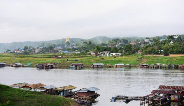 Turistler ve nehir görünümünü ve çevresindeki topluluklar barajın Pzt Bridge Khao Laem Barajı, Sangklaburi, Thailand.2018, 5 Mayıs oteller