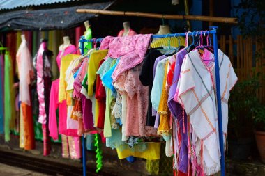 Yerel giyim Satılık ve Kiralık turist tipik yerel Pzt. Ve Tay geleneksel kıyafet Pzt köprüsünde, Sangklaburi, Tayland.