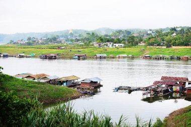 Turistler ve nehir görünümünü ve çevresindeki topluluklar barajın Pzt Bridge Khao Laem Barajı, Sangklaburi, Thailand.2018, 5 Mayıs oteller