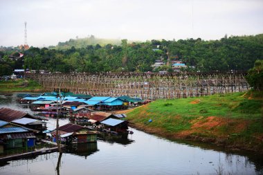 Turistler ve nehir görünümünü ve çevresindeki topluluklar barajın Pzt Bridge Khao Laem Barajı, Sangklaburi, Thailand.2018, 5 Mayıs oteller